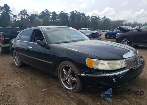 2000 Lincoln Town Car Executive from USA, damaged, VIN 1LNHM81W8YY928351